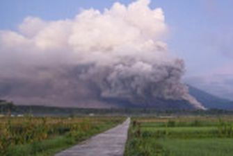 В Індонезії "прокинувся" вулкан Семеру: сотні людей евакуювали