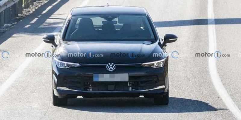 Volkswagen вывел на тесты электрический Golf почти без камуфляжа