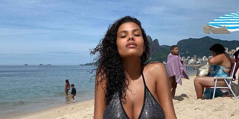 Тина Кунаки на бразильском пляже восхищает идеальной фигурой в купальнике