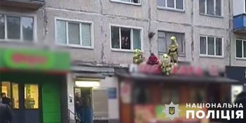 В Киеве мужчина бросался ножами в спасателей, пытавшихся помочь его выпавшей из окна жене