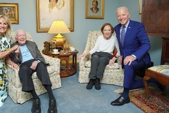 Джо Байден с женой сделали фото с экс-президентом, и люди в недоумении - они выглядят великанами/Диспропорцию на фото высмеяли в соцсетях