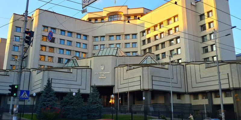 В КСУ подали представление по статусу Донбасса и амнистии коллаборационистов