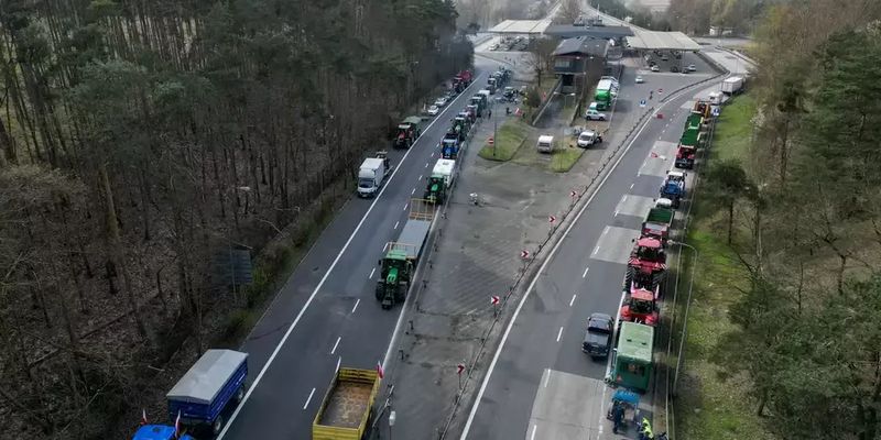 Кубраков обратился к польскому министру из-за блокады движения автобусов на границе
