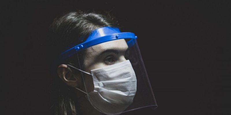 Минздрав: Пластиковые «маски» работников кафе и ресторанов не защищают от коронавируса