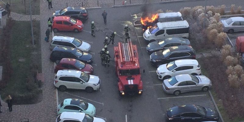В Киеве неизвестный поджог автомобиль возле элитного ЖК