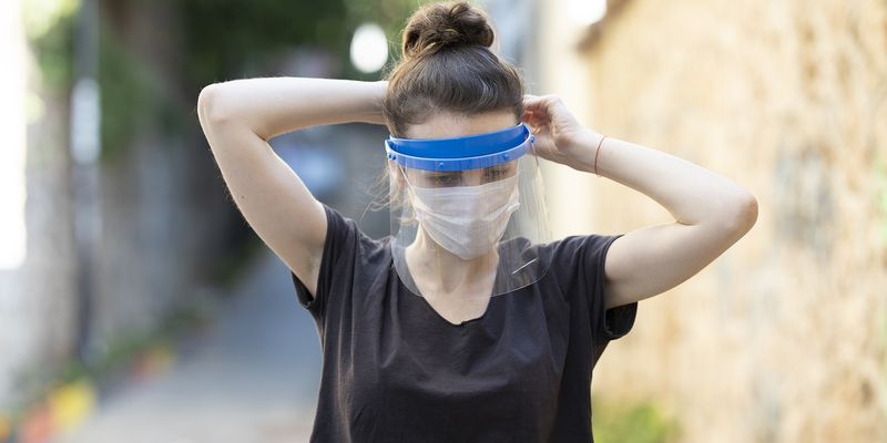 Власти требуют отказаться от пластиковых прозрачных масок в кафе, ресторанах и гостиницах