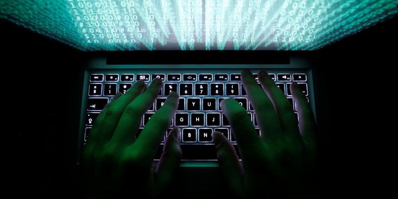 Поширювали пропаганду: у Львові накрили хакерів за злам мільйонів акаунтів в Україні і ЄС