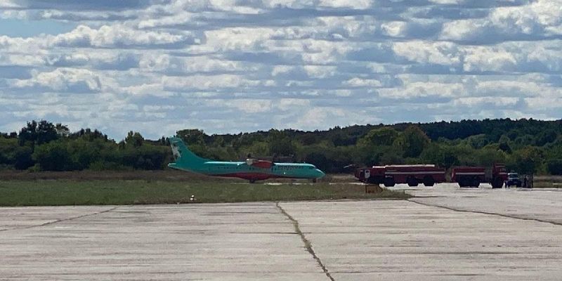 Літак із депутатами ОПЗЖ просився сісти у Полтаві, пасажирів не випустили