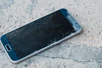"Смартфоны могут взрываться в руках": в РФ дефицит запчастей для гаджетов Samsung и Huawei