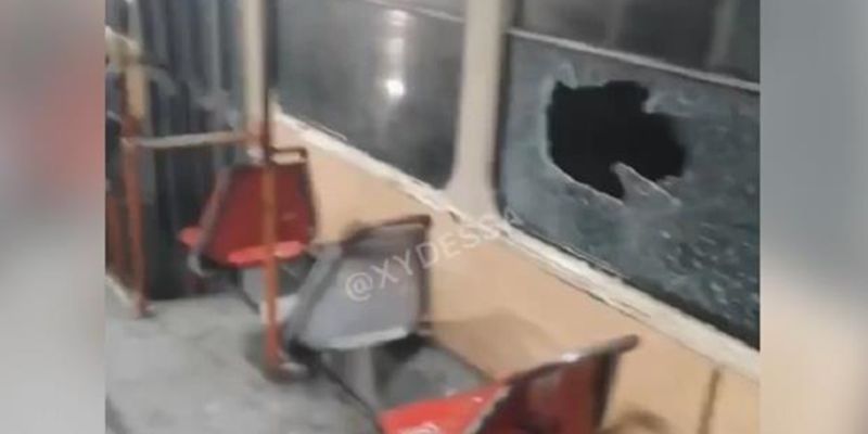 В Одессе разбили окно трамвая и ранили пассажира