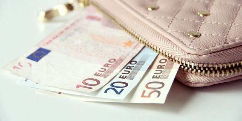 Євро та долар різко здорожчали: курс валют в Україні на 15 листопада