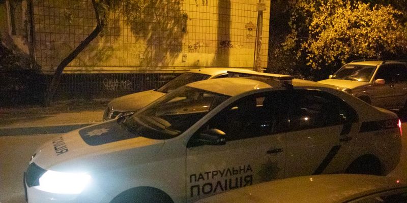 Поруч зі шприцом: у дворі Києва виявили труп чоловіка