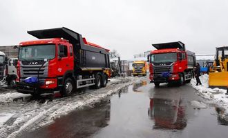 Для расчистки дорог от снега закуплена новейшая спецтехника украинского производства