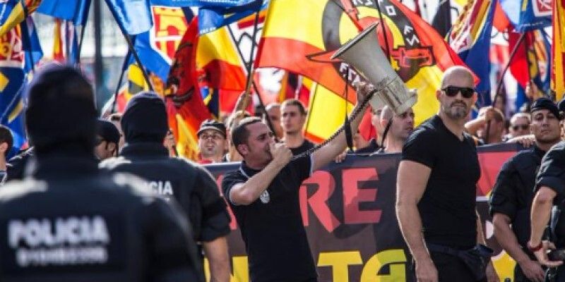 Фанаты Барселоны и Валенсии устроили жестокую драку перед матчем