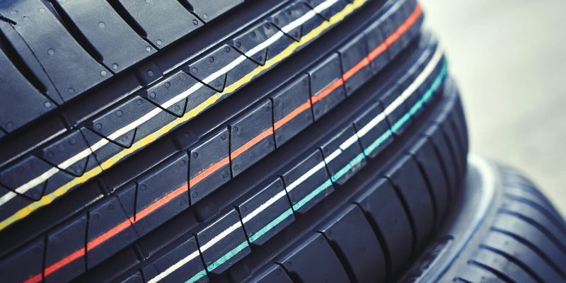 Странные цветные полосы на шинах авто: почему они на самом деле очень важны