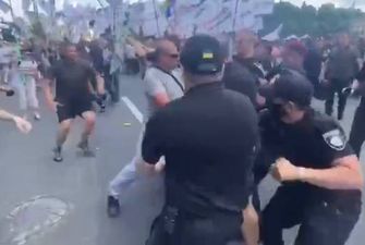 Так и не дали "похоронить": в  Киеве начались столкновения активистов с полицией