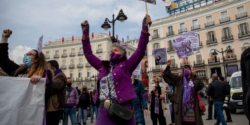 Сотни испражняющихся женщин тайно сняли на видео: в Испании протесты