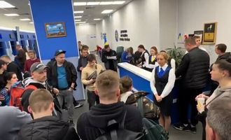 "Иди в Украину, ты, бл**ь, служи": разъяренные украинцы набросились на работников паспортного стола в Польше