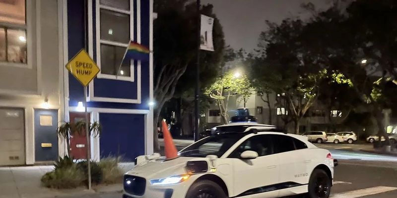 Опять? Опять! Семь роботакси Waymo перекрыли движение одной из автомагистралей Сан-Франциско