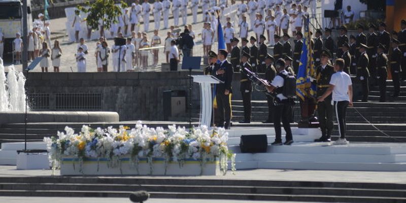Подоляк порівняв День незалежності Зеленського і Порошенко: "Винен хтось інший"