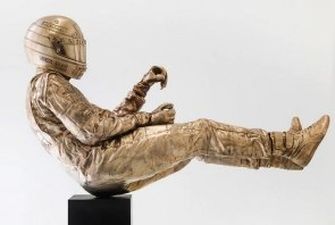 Британский портретист и скульптор Пол Оз увековечили в бронзе момент прохождения Сенной трассы в Спа