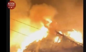 В Днепровском районе Киева горит здание