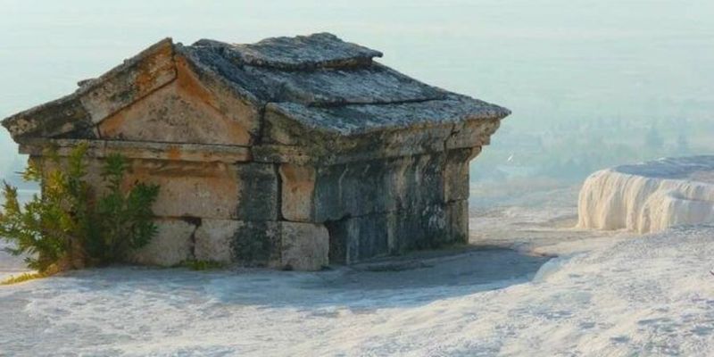 Таємниця 1500 року: археологи розкопали наглухо закритий свинцевий саркофаг