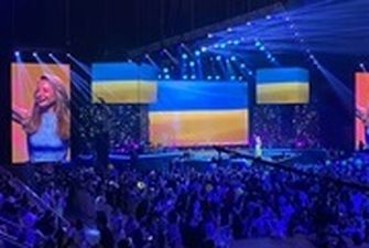 На концерте в Алматы у зрителей забирали украинские флаги
