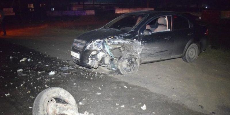 В Николаеве Toyota вышла на «встречку» и врезалась в Chevrolet: водителя забрала «скорая»