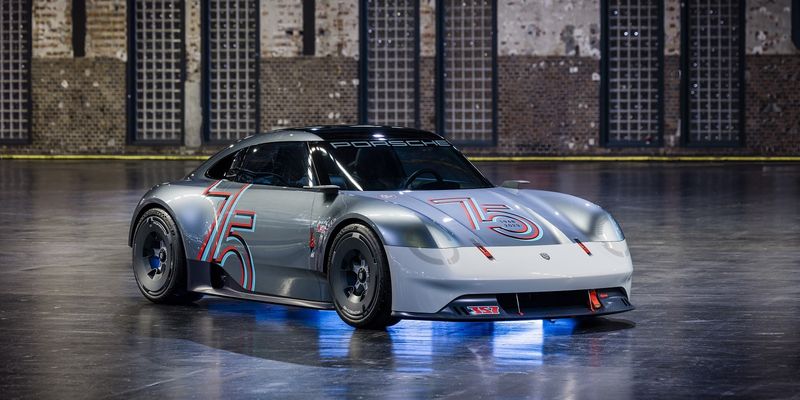 Ретро-дизайн и 500 сил: представлен юбилейный спорткар Porsche