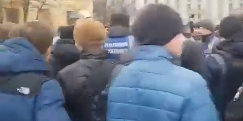 Фанатів "руського міру" жорстко побили на Михайлівській площі: відео