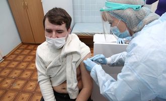 Вакцинация от COVID-19 началась в Полтавской и Черновицкой областях