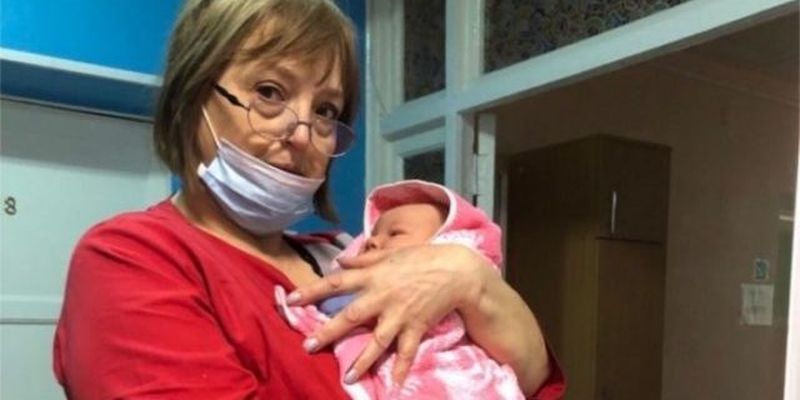 Принимала роды под обстрелами – история медсестры из Мариуполя