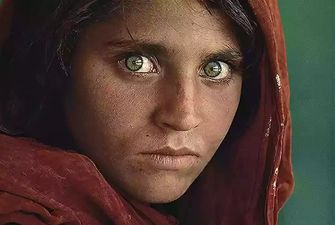 Героїню відомої фотографії «Афганська дівчинка» евакуювали в Рим