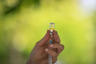 В Южной Корее прививка COVID-вакциной AstraZeneca стала фатальной для двух человек