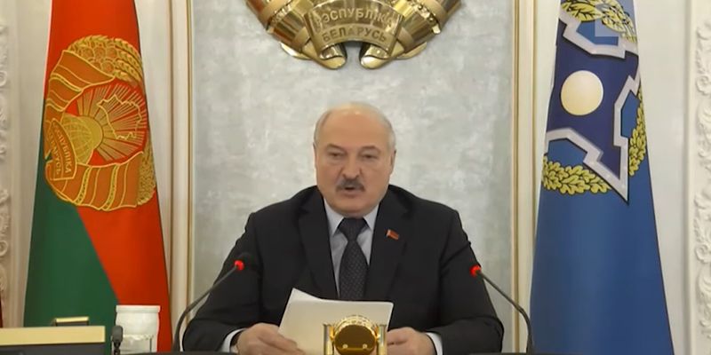 Александр Лукашенко вручил букет цветов человеку без рук и похлопал его по плечу