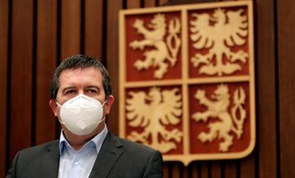 Вице-премьер Чехии хотел обменять молчание о взрывах складов боеприпасов на партию "Спутник V" - СМИ
