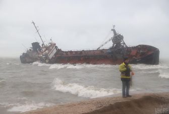 В Одесі госпіталізовано двох моряків з аварійного танкера "Делфі"