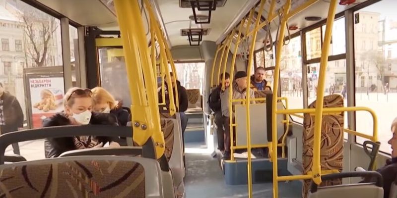 Украинцам хотят выплачивать льготы наличными и «отменить» бесплатный проезд в транспорте