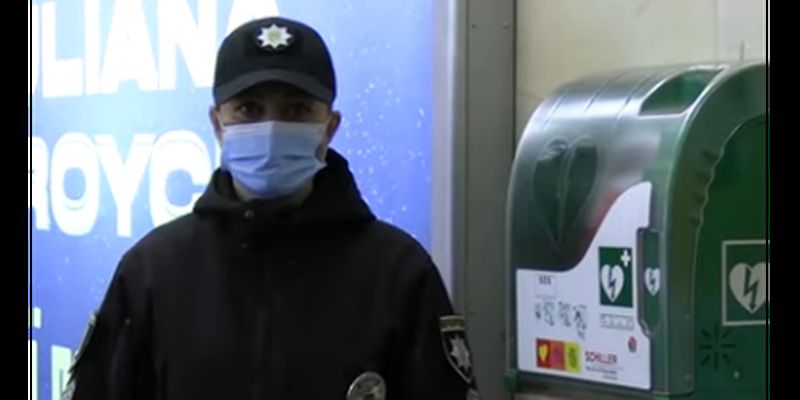 Остановилось сердце: в киевском метро полицейская спасла жизнь мужчине