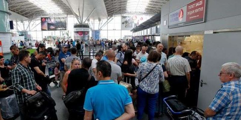У «Борисполі» обурені пасажири заблокували термінал F