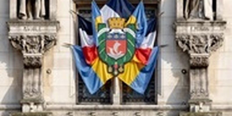 Париж присвоил статус "почетного гражданина" Киеву