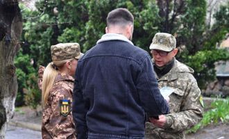 Мужчины в Украине должны носить с собой военный билет: кто может проверять