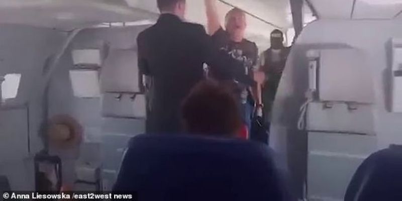 Літак здійснив екстрену посадку через поведінку п'яного росіянина: фото та відео