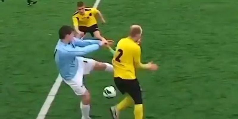 В Эстонии обезумевший футболист с ноги ударил соперника, а затем добил его мячом