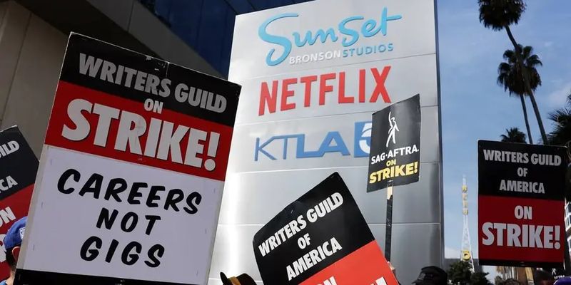 Голливудские сценаристы достигли предварительного соглашения с киностудиями после пяти месяцев забастовки