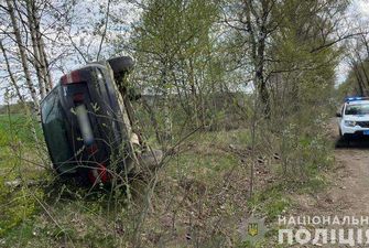 На Буковині авто Fiat з'їхало на узбіччя і перекинулося: водій загинув