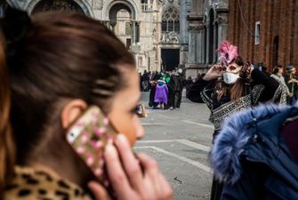 В Італії через коронавірус припинили Венеціанський карнавал: як виглядають його учасники – фото