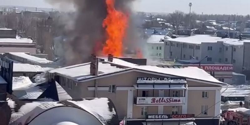 Кузнецк "в огне": в России горит торговый центр, пламя полыхает на большой площади
