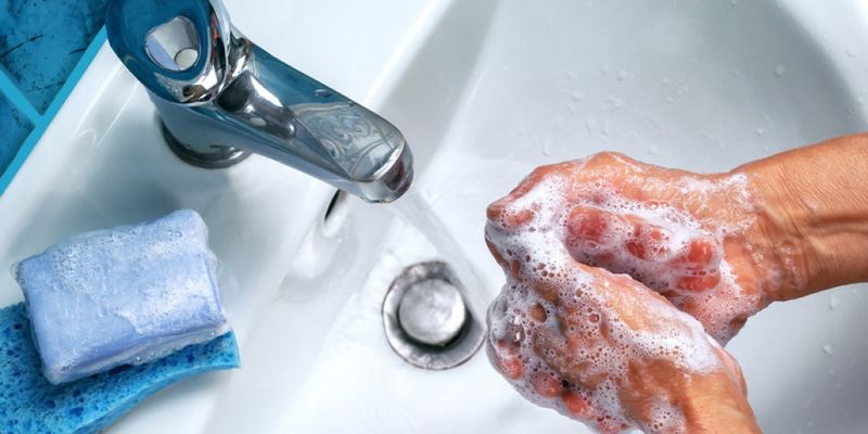 В эпидсезон мыть руки нужно не менее трех-пяти минут - медик
